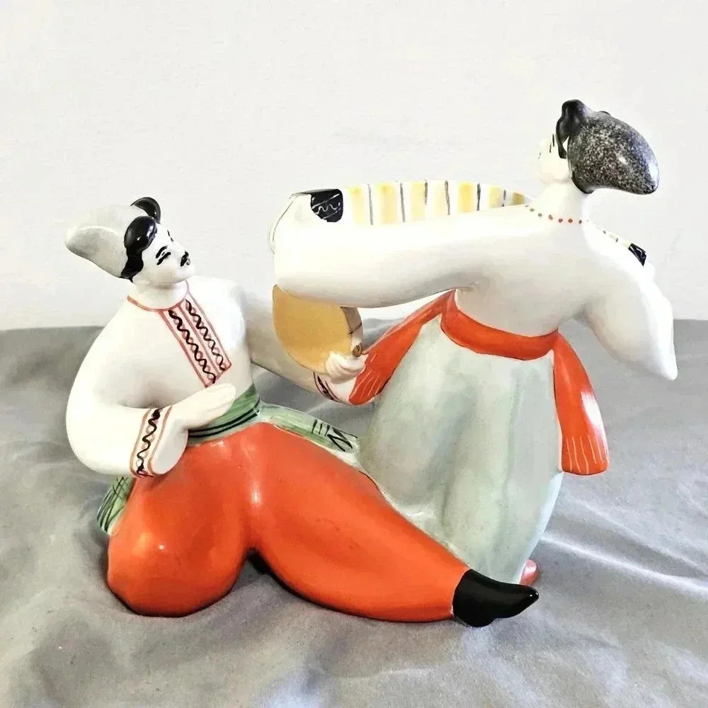 Ukrainian vintage USSR porcelain figurine DANCING PAIR - Picture 4 of 4